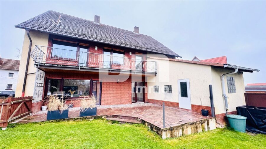 Gepflegtes Ein- bis Zweifamilienhaus + Garage, Terrasse und Balkon auf großem Grundstück - Rückansicht / Terrasse